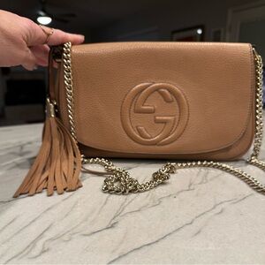 Gucci Medium Soho Disco Flap Crossbody Pebbled Calfskin Camelia Tan Authentic